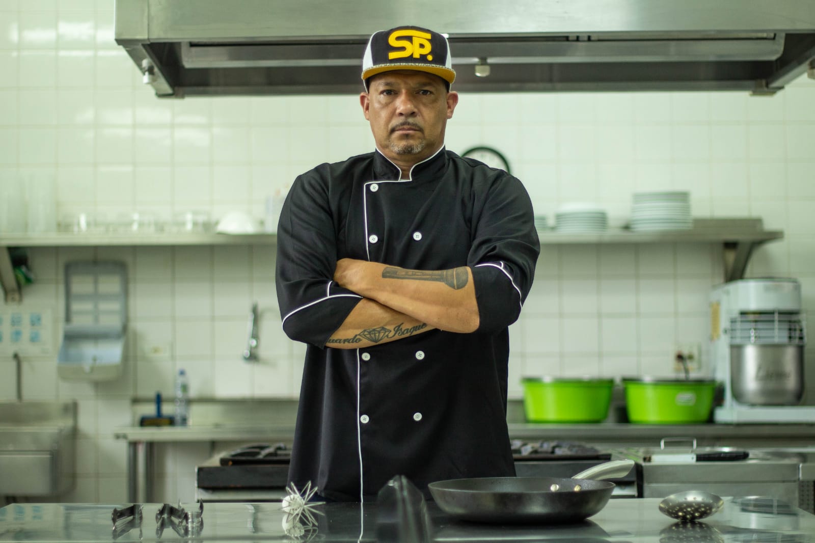 Mano SP de braços cruzados